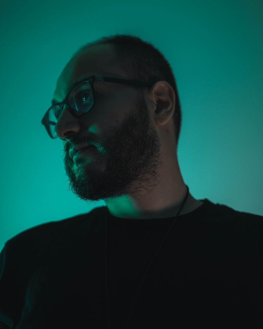 Salvo Mellina, filmmaker e regista, ritratto con luce verde