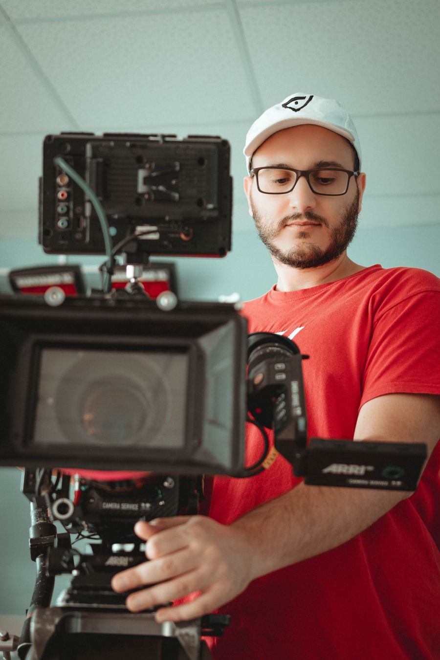 Salvo Mellina al lavoro con una cinema camera su set