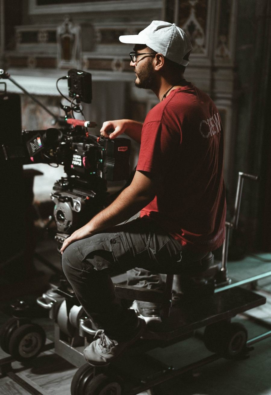 Salvo Mellina in regia durante le riprese di un set cinematografico